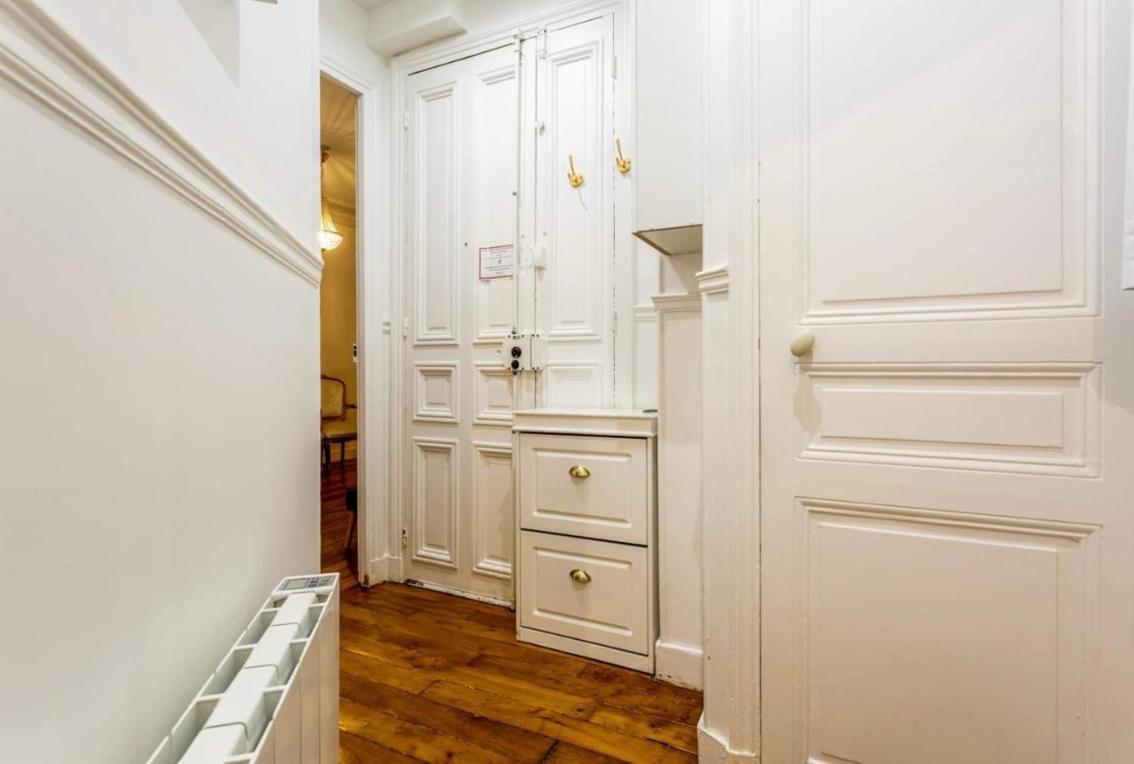 Abbesses - Superbe Appartement Avec Cheminees Paris Exterior foto